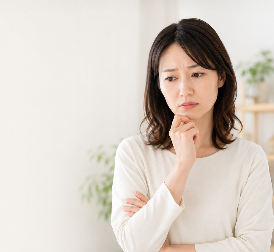 浮気の悩みを抱えて探偵相談を検討する女性