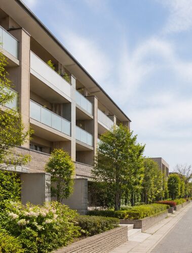婚前調査で生活状況を確認する日本の集合住宅